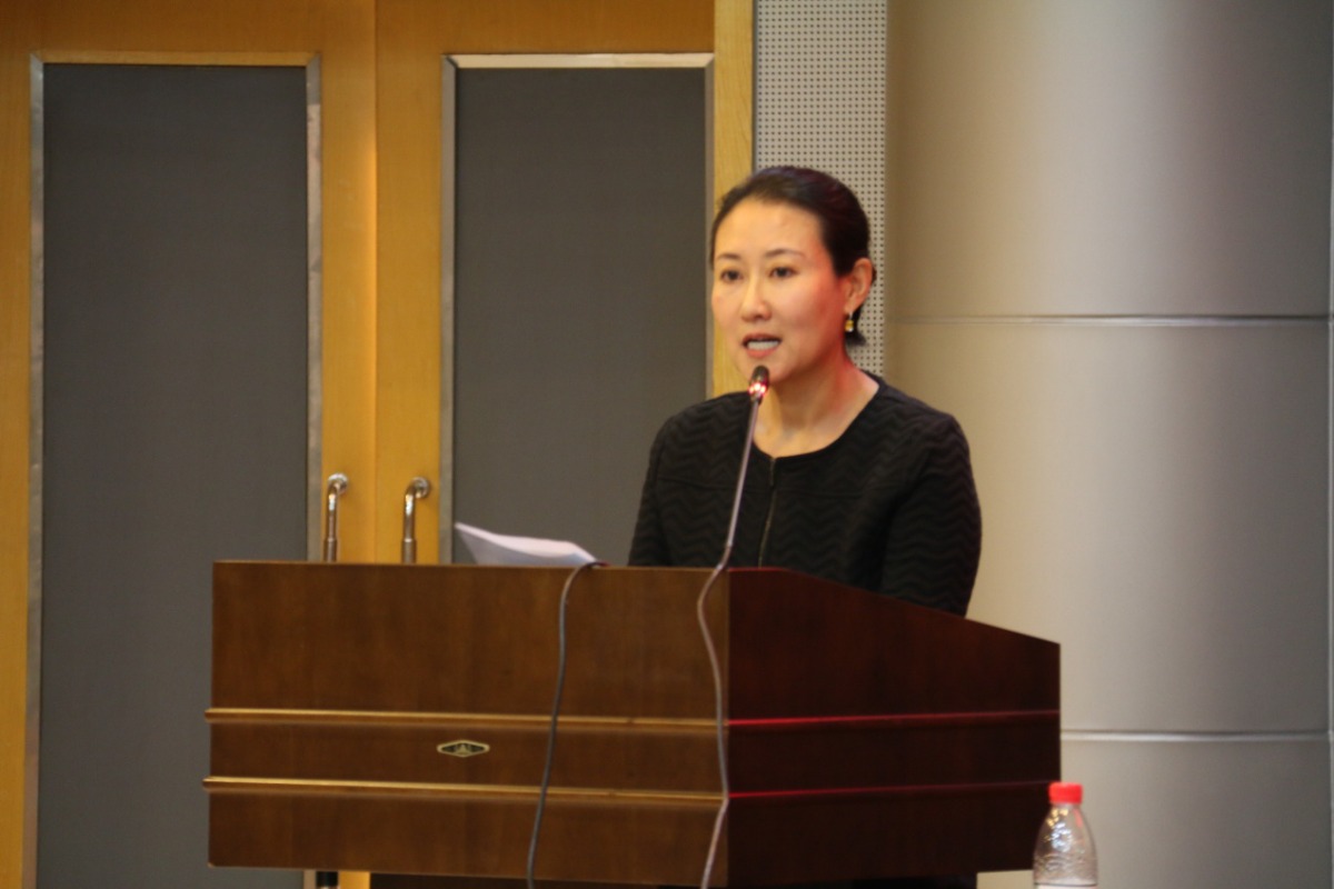 當(dāng)選第三屆理事會(huì)會(huì)長的慈銘集團(tuán)董事韓小紅發(fā)表講話