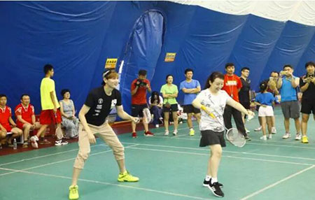 5世界羽毛球冠軍鮑春來，著名演員關玲與選手打友誼賽.jpg