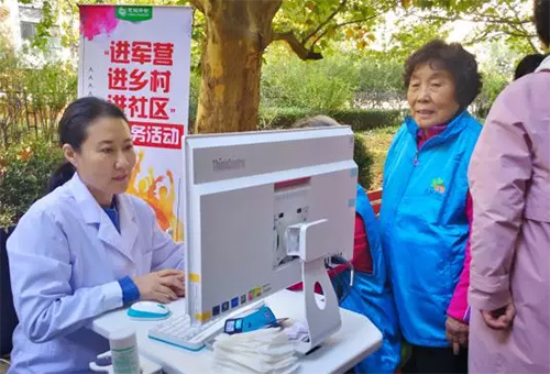 2韓小紅博士進(jìn)社區(qū)義診.jpg