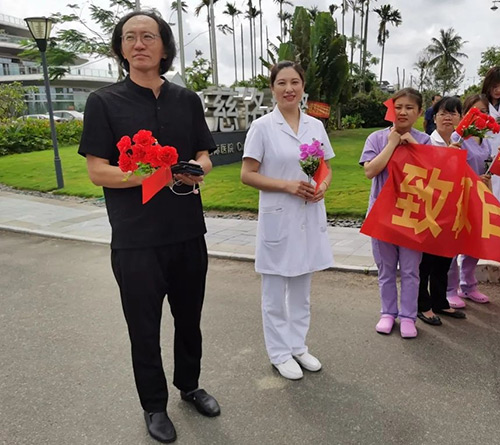 9慈銘集團董事長胡波在海南博鰲向援鄂醫(yī)護人員致敬.jpg