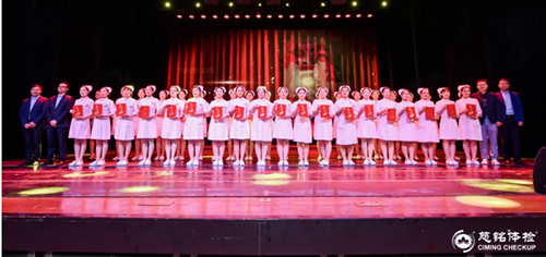 24慈銘體檢給向優(yōu)秀護(hù)士頒發(fā)技能五星獎(jiǎng)?wù)?jpg