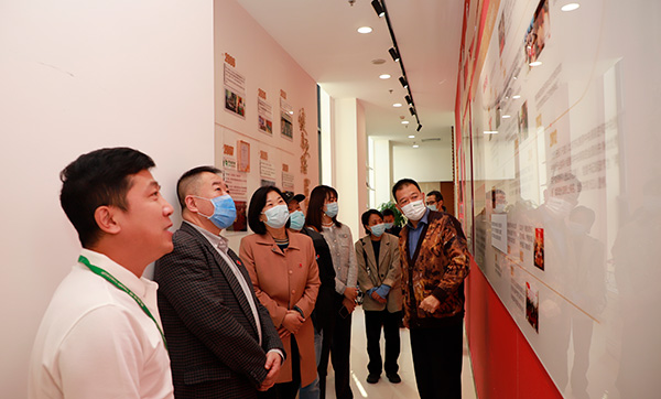 7慈銘集團(tuán)聯(lián)席總裁韓圣群與黨委副書(shū)記陳金珠陪同市、區(qū)紅十字會(huì)領(lǐng)導(dǎo)參觀了慈銘黨建墻.jpg